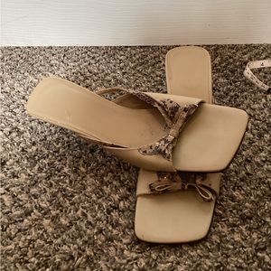 Cute kitten heel with snakeskin pattern and bow, women’s 10